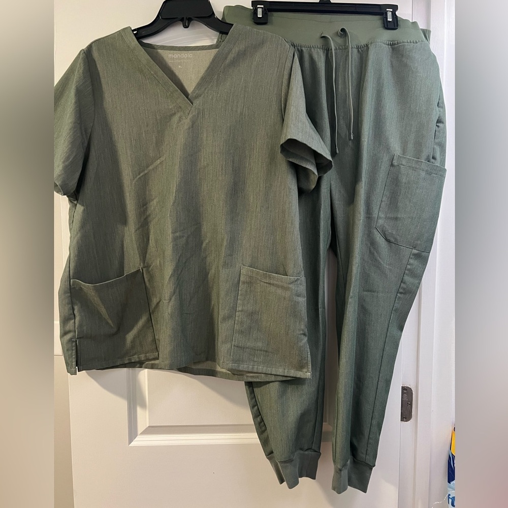 Mandala Women’s XL Heather Olive Green Scrub Set